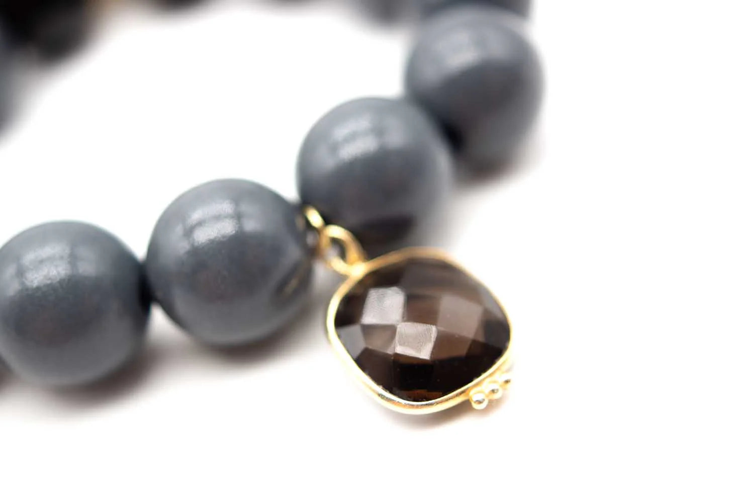 Schmückstück - Armband aus Holzperlen mit Edelstein