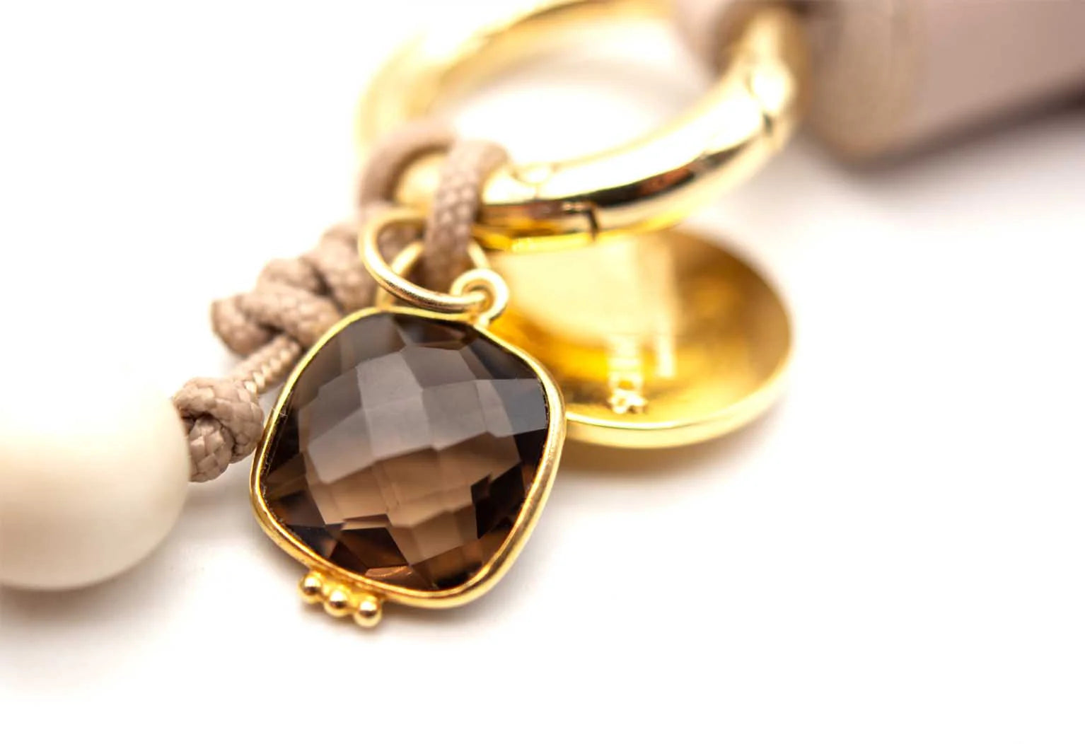 Schmückstück - Handykette mit Holzperlen und Edelsteinanhänger