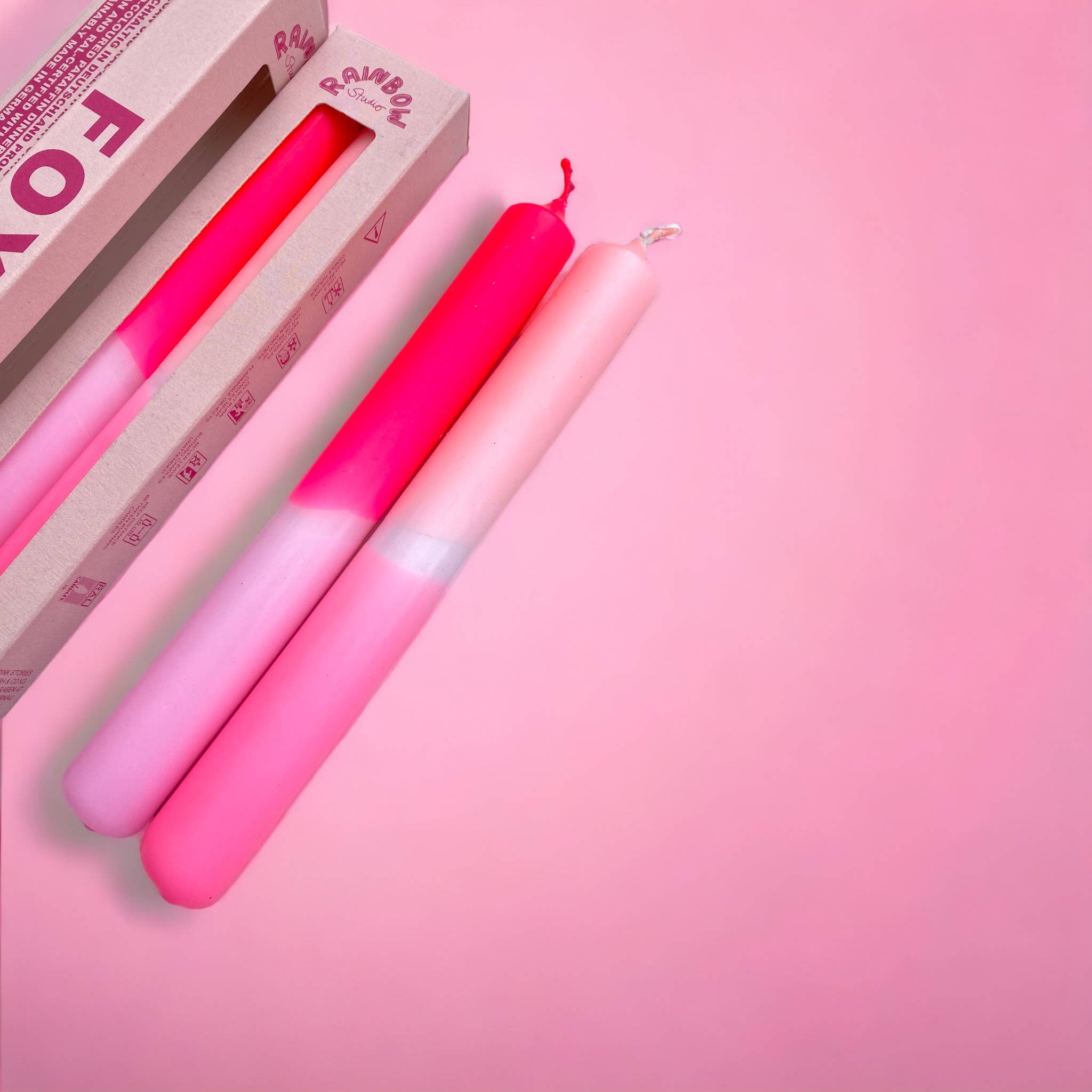 PINK STORIES Rainbow Neon Kerzen - 2er-Set