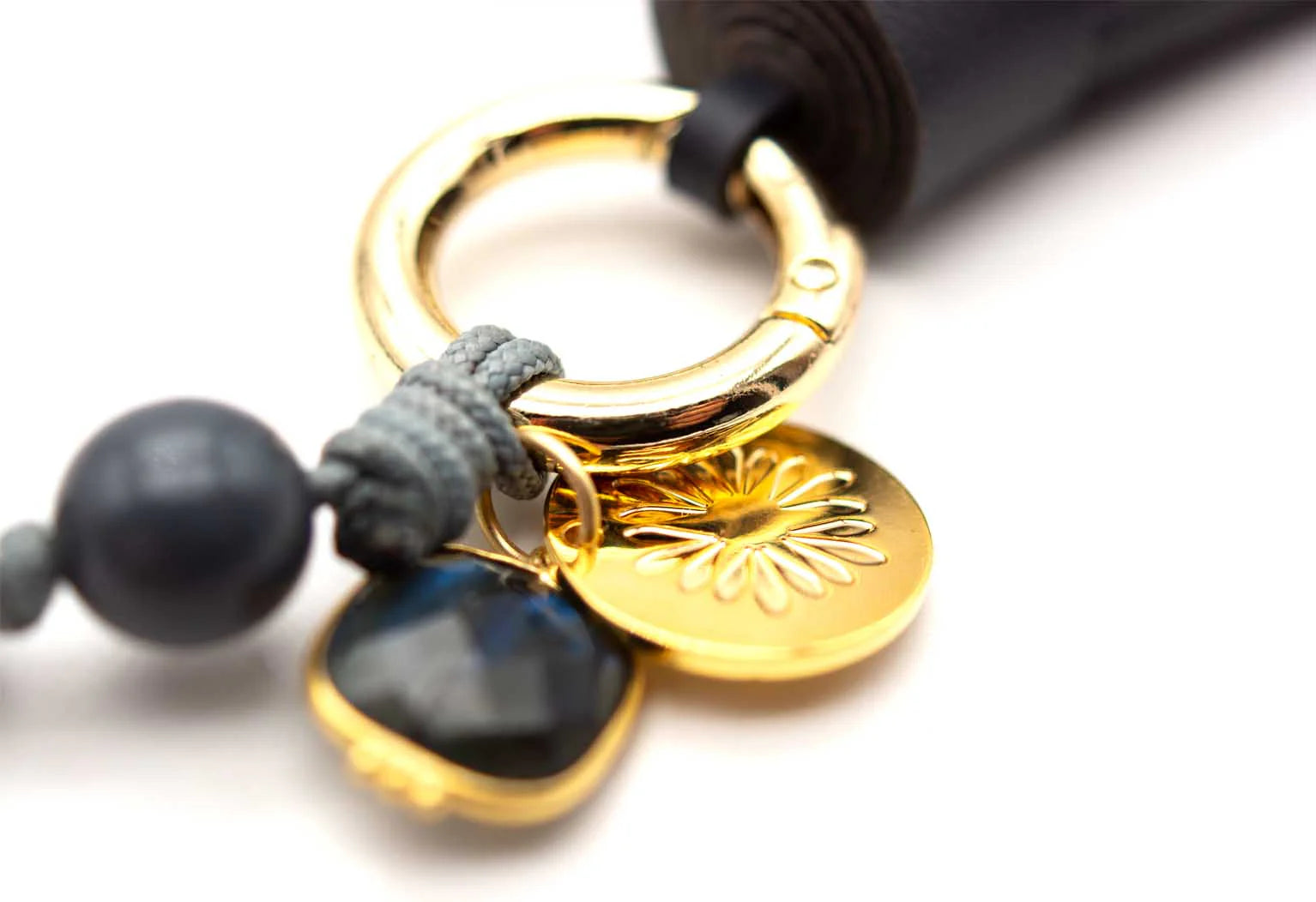 Schmückstück - Handykette mit Holzperlen und Edelsteinanhänger