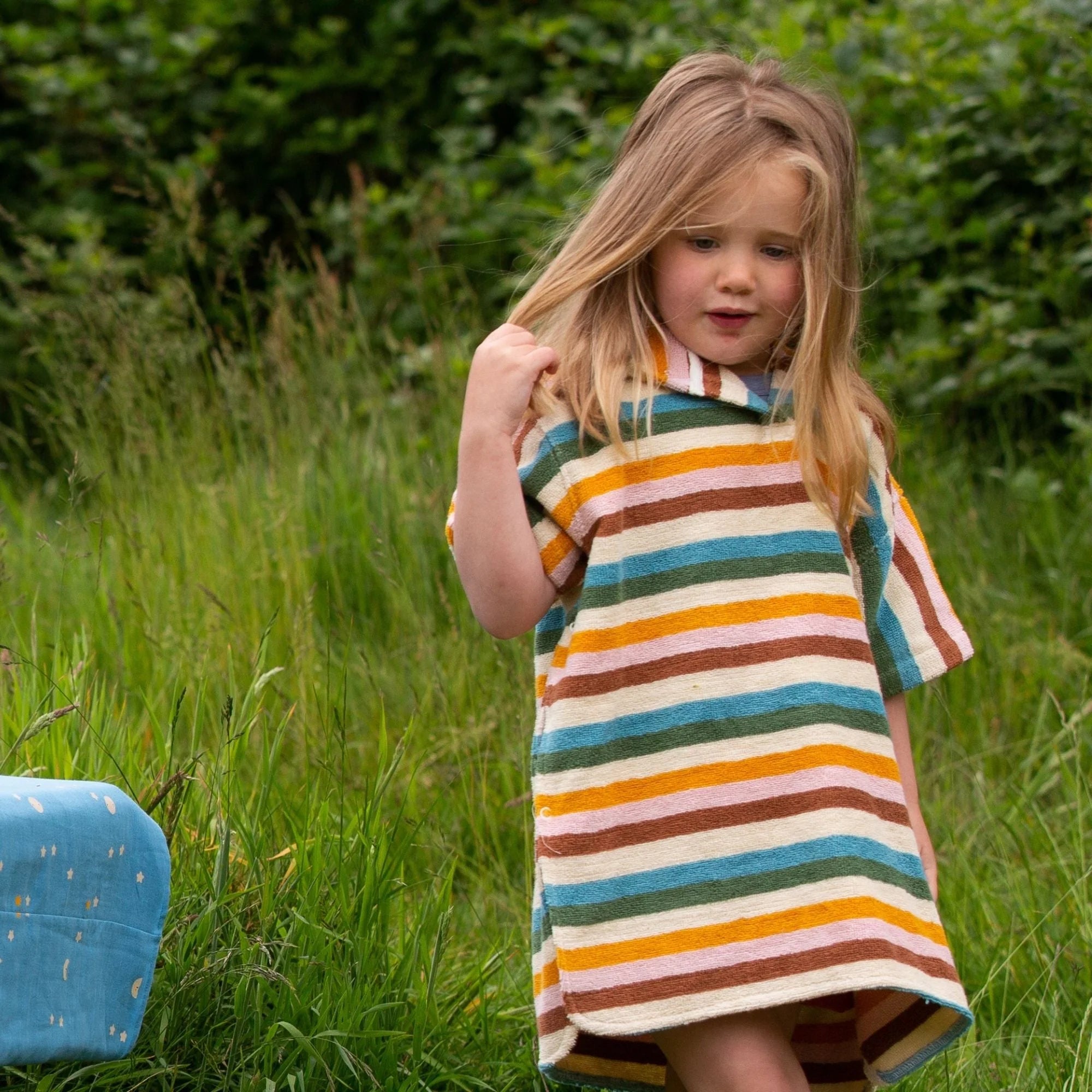 LITTLE GREEN RADICALS Regenbogen Strandponcho