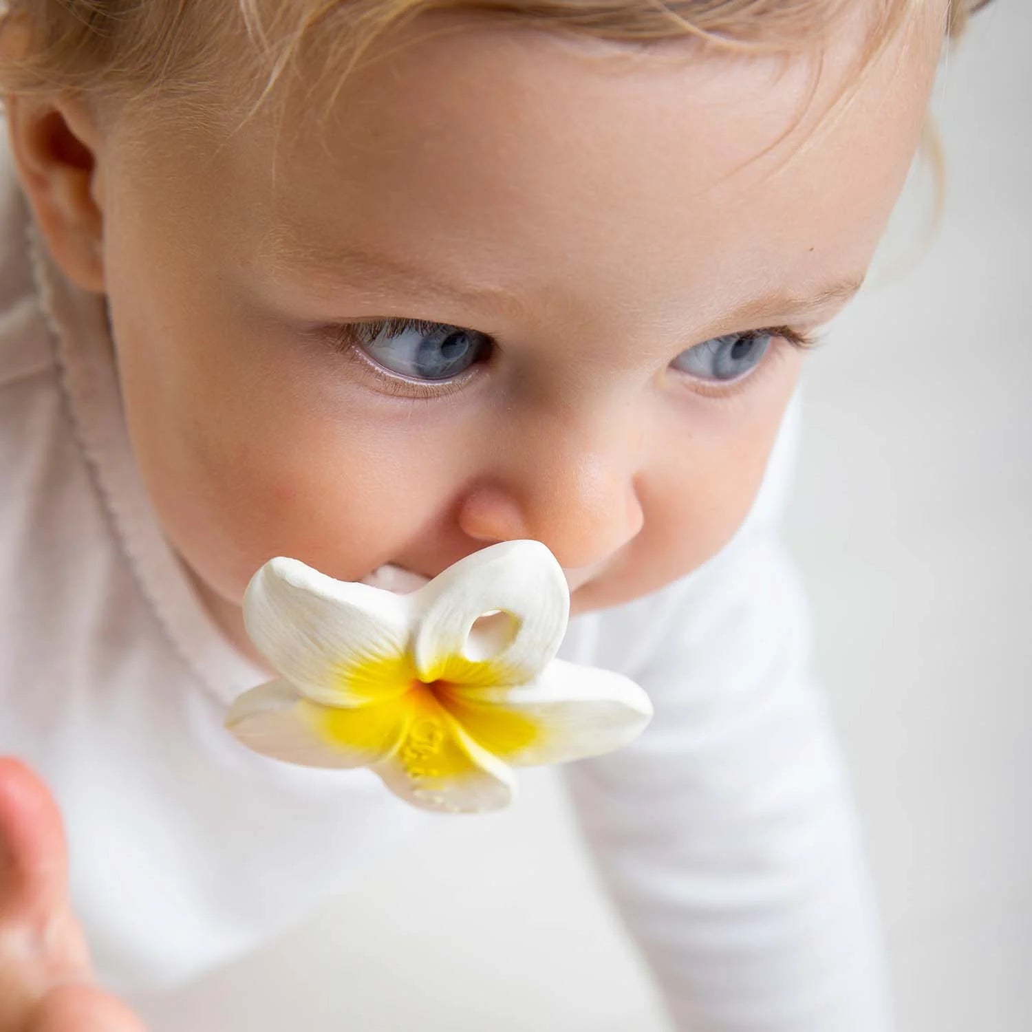 OLI &amp; CAROL Mini Teething Ring Flower Hawaii