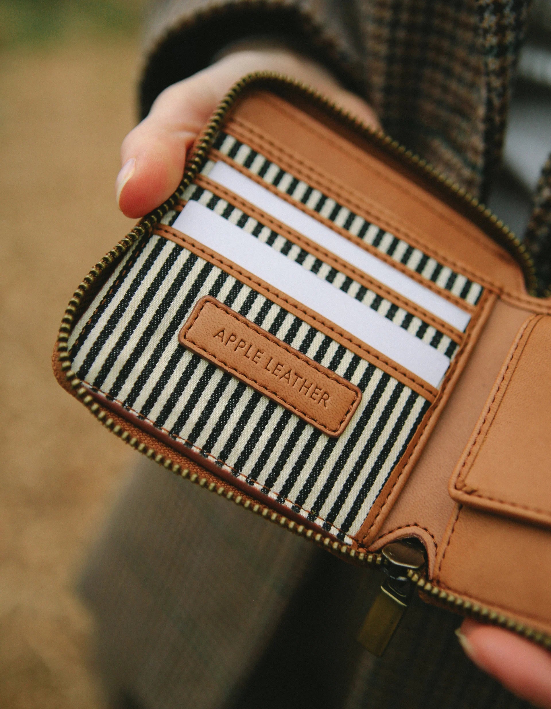 O MY BAG Sonny Square Wallet – Apple Leather