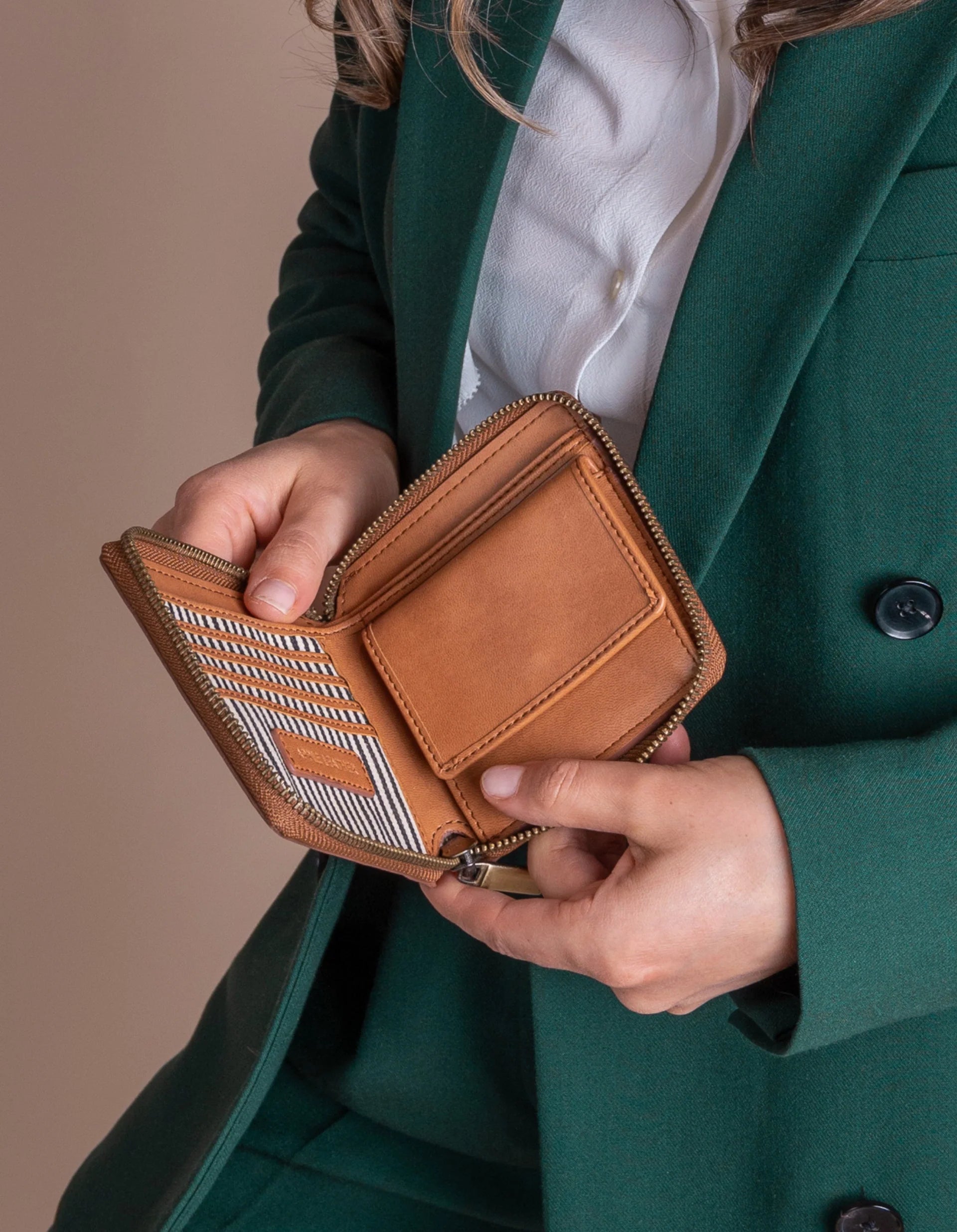 O MY BAG Sonny Square Wallet – Apple Leather